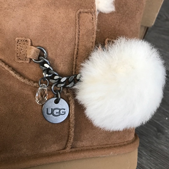 UGG CLASSIC SHORT CHARM BOOT - Picture 3 of 7